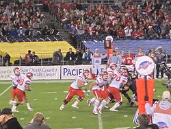 Eddie Wide takes a handoff from Jordan Wynn Utes on offense at 2009 Poinsettia Bowl 6.JPG