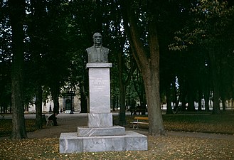Byst av landshövding Eric Sparre (1816-1886) (invigd 1936), Plantagets rabatt vid torget i Vänersborg.