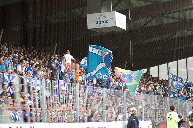 File:Valais Cup 2013 - OM-FC Porto 13-07-2013 - Tribune de supporteurs portugais.jpg