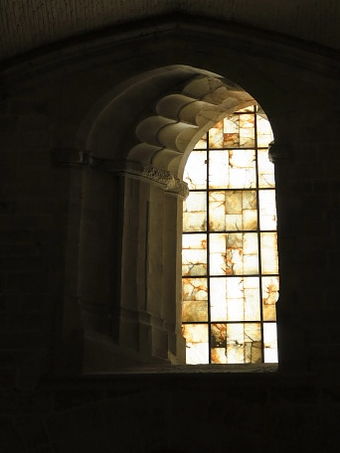 Alabaster window in the Valencia Cathedral. Note the asymmetrical, slanted left side of the wall-frame, which lets sun rays reach the chancel