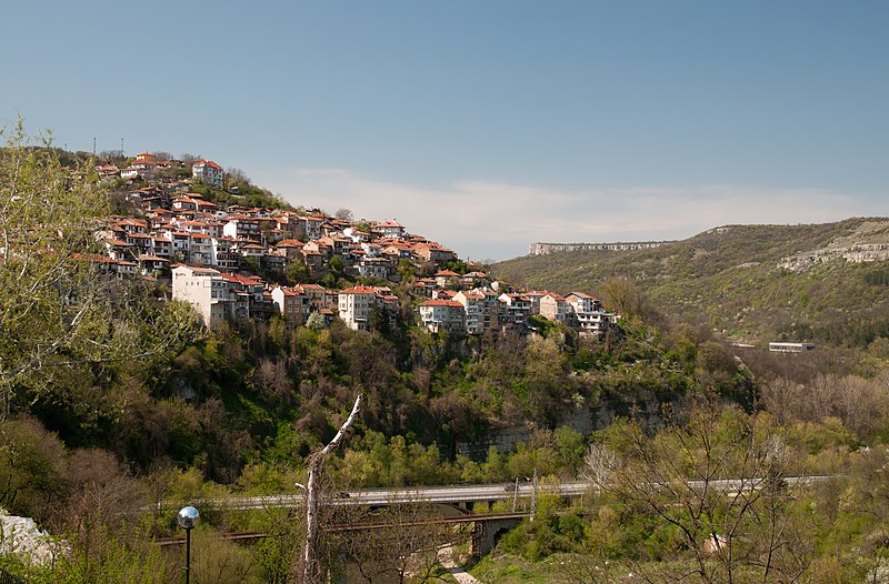 File:Varusha quarter east Veliko Tarnovo.jpg