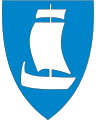 5006 Steinkjer I blått en sølv båt med råseil og toppseil. Viser en jekt ettersom jektefart og båtbygging var en viktig næring. Før år 2020 Verrans kommunevåpen