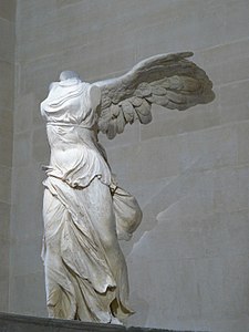 Niké représentée avec la Victoire de Samothrace, musée du Louvre à Paris.