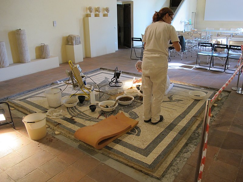 File:Villa guinigi, restauratori a lavoro.JPG