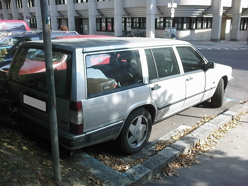 File:Volvo 960 Estate (1990-1994-Heckansicht).jpg