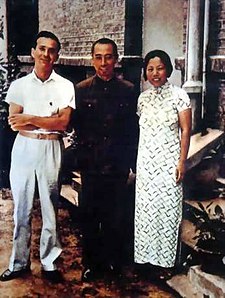 Edgars Snovs (pa kreisi) kopā ar Džou Eņlaju un viņa sievu Deng Yingchao ap 1938. gadu