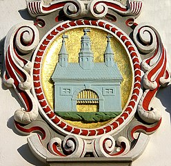 Detail des Hauptportals: Das Kirchhainer Wappen von 1905, welches die Stadtkirche Kirchhain zeigt (Foto von 2007).