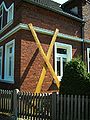 Ein gelbes X an einer Hauswand im Wendland als Wahrzeichen der Anti-Atomkraft-Bewegung