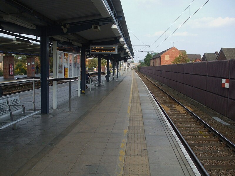 File:West Ham stn mainline westbound look east.JPG