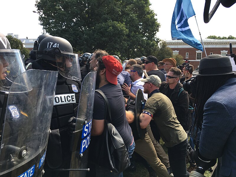 File:White supremacists clash with police (36421659232).jpg
