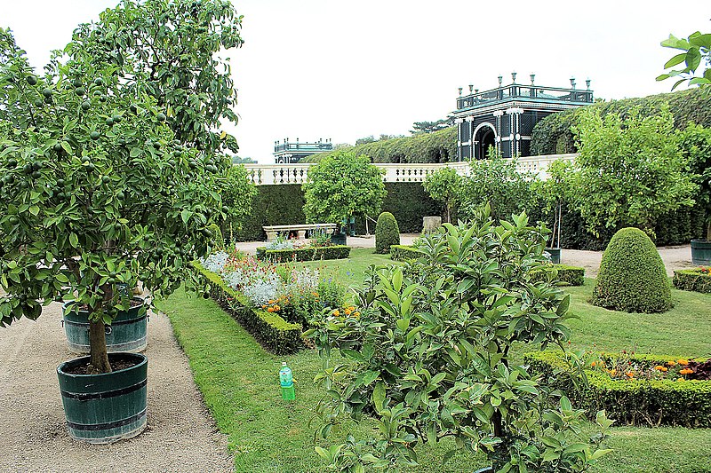 File:Wien-Schönbrunn. der Kronprinzengarten-2.JPG