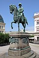 Albert herceg bronz lovas szobra a bécsi Albertina előtt