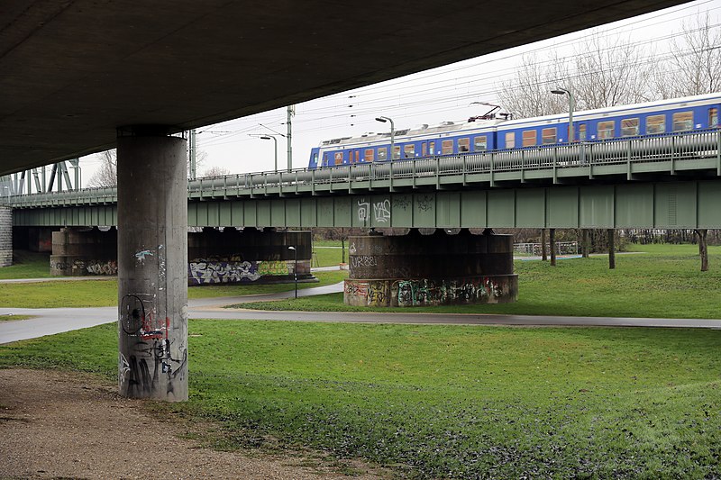 File:Wien Donau 2014-12-03 017 Donauinsel Nordbahnbrücke S-Bahn.jpg