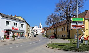 Rynek z widokiem na północ i kościół parafialny w tle