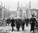 Winston Churchill besöker katedralen efter bombningen av Coventry.