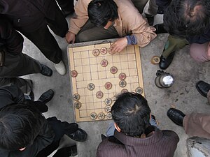 משחק שיאנג-צ'י לרגלי פגודת שִׂי-סְה בקונמינג.