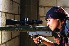 Una soldatessa del YPG mentre combatte contro l'ISIS
