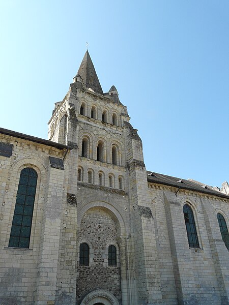 File:Église de Cunault, tour clocher 11ème.jpg