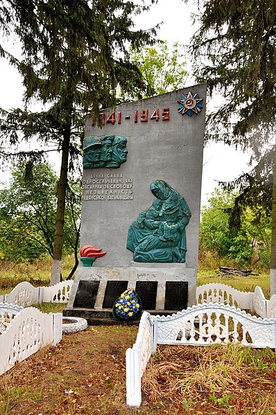 File:Братська могила жителів села, с. Русивель, 1.jpg