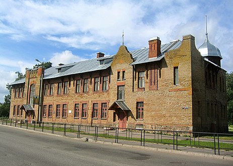 Kingisepp-paikallinen museo (entisen kauppakoulun rakennus)