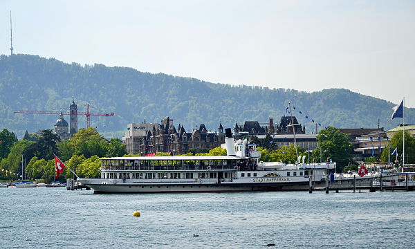 Bürkliplatz landing gate towards General-Guisan-Quai, Dampfschiff Stadt Rapperswil on occasion of one of its centennial roundtrips