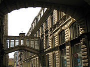 137 Ulice Nekázanka, ponts entre edificis.jpg