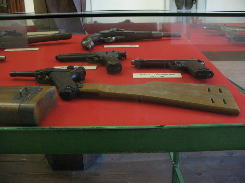 File:1635 - Salzburg - Festung Hohensalzburg - Armeepistolen.JPG