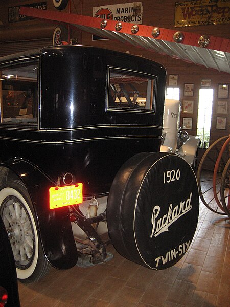 File:1920 Packard Twin Six Limousine Back.jpg