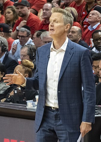Golden State went on a 11–3 run in the fourth quarter after head coach Steve Kerr (pictured) decided to bench Warriors' staple Draymond Green in favor of Kevon Looney.
