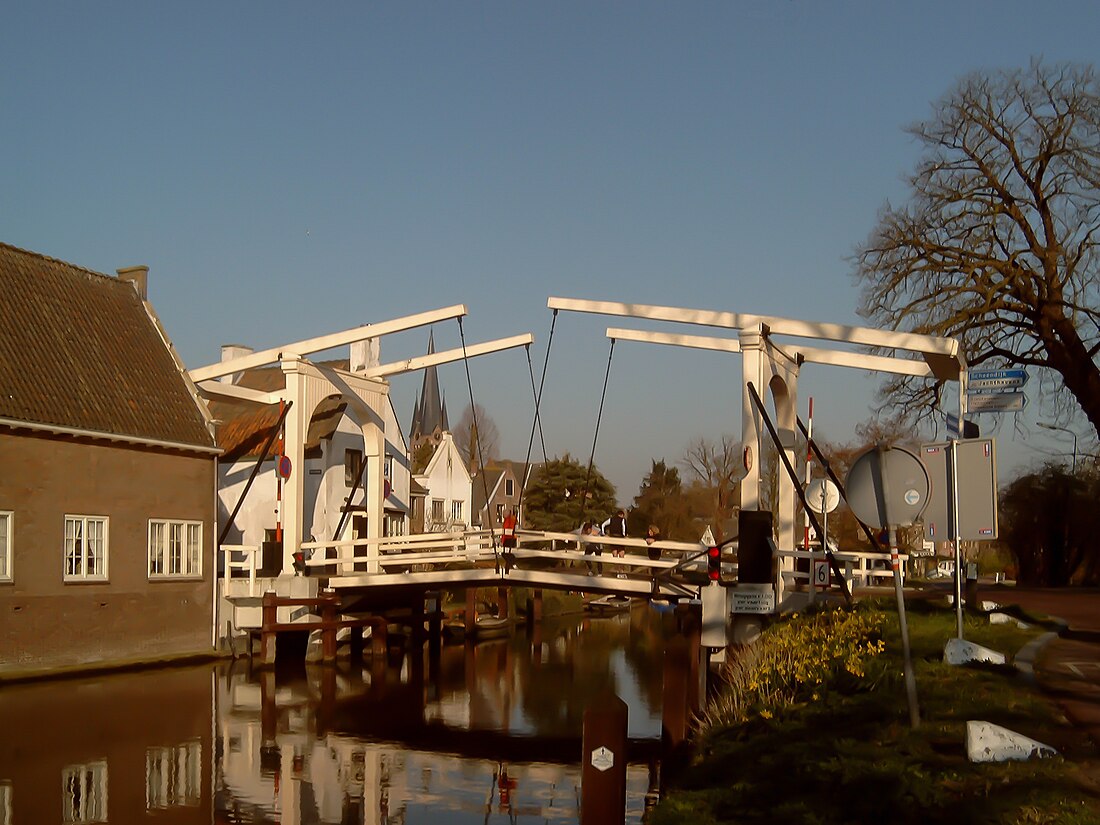 File:2007-03-25 10.04 Breukelen, ophaalbrug bij de Vecht.JPG