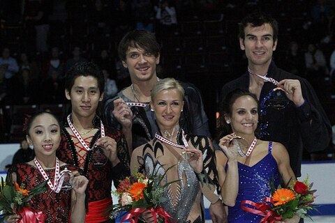 Medaliści w parach sportowych, od lewej Sui / Han (CHN), Wołosożar / Trańkow (RUS), Duhamel / Radford (CAN)