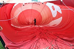 Filling the balloon (Martina Nolte, CC-by-sa 30 de)