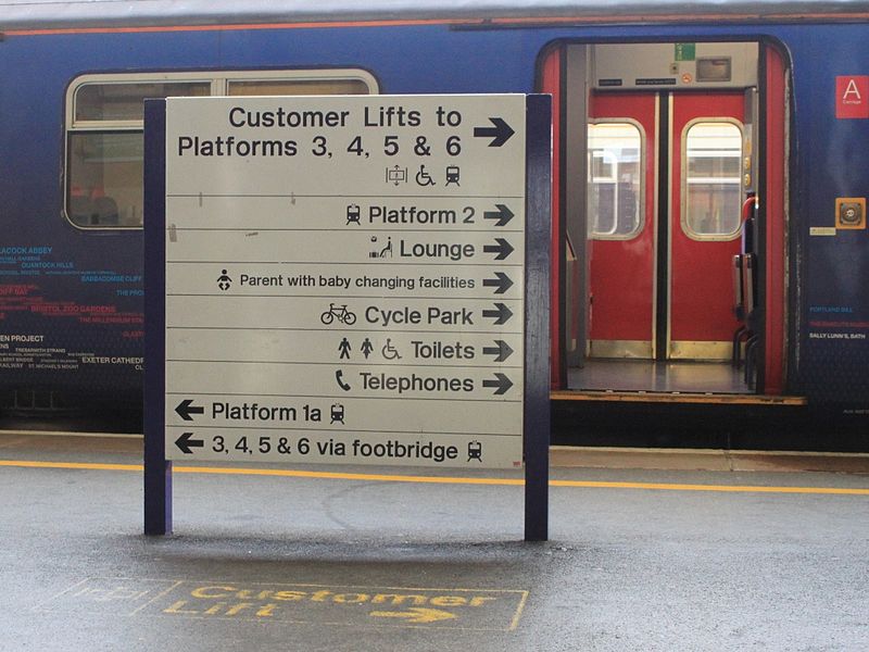 File:2013 at Exeter St Davids - direction sign at entrance to platform 1 (150266).jpg