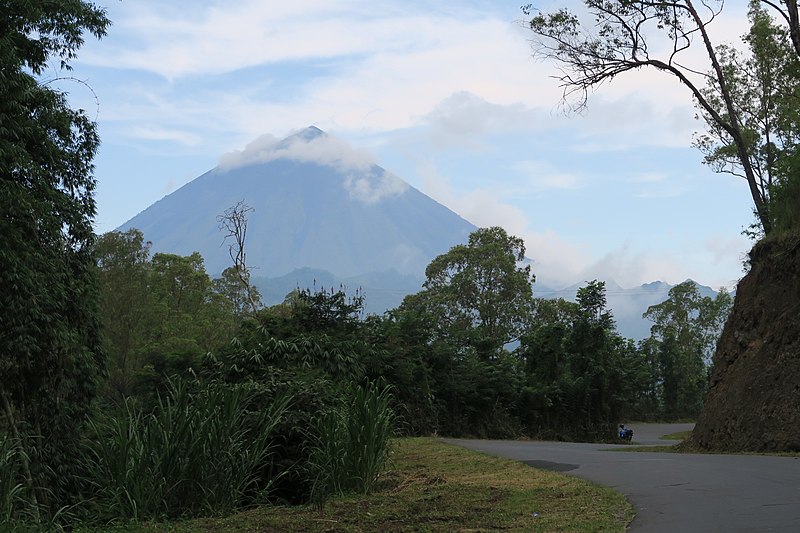 File:20160329154514 - Gunung Inerie, a classic-shaped volcano, from the road near Bajawa (26110887285).jpg