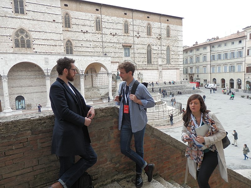 File:20180412 IJF Perugia speakers outside Sala della Vaccara 01.jpg