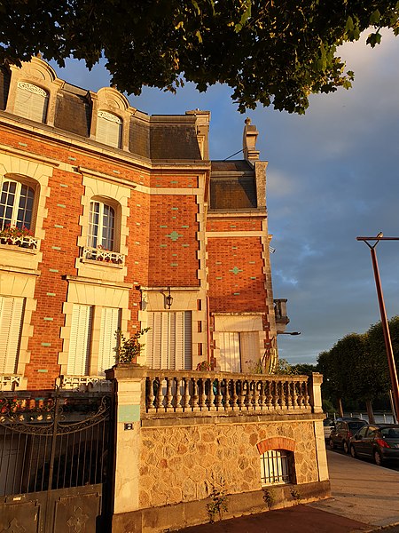 File:2 rue du Golf, Vichy - maison au soleil couchant .jpg