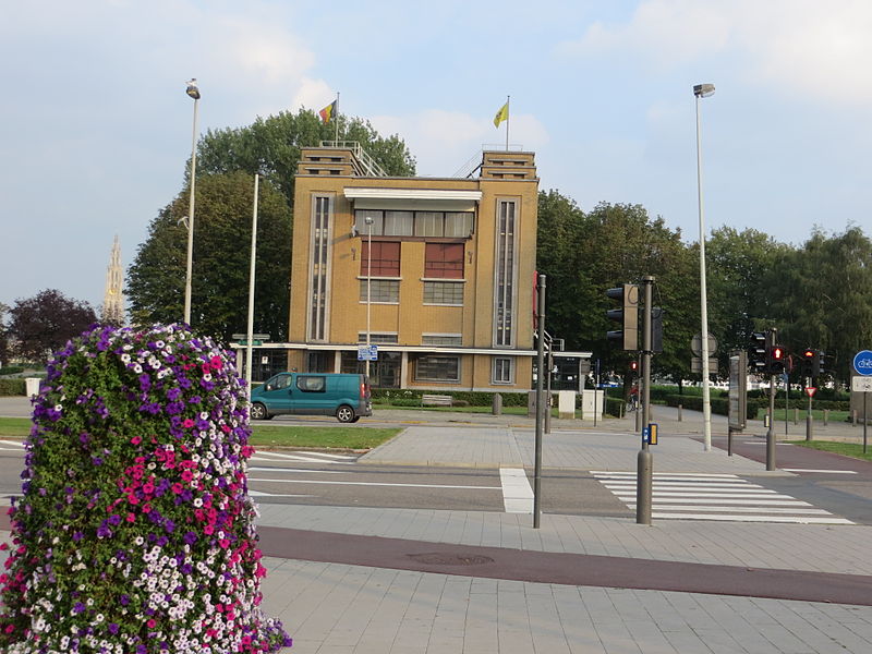 File:83746 Beatrijslaan ventilatiegebouw - achtergrond kathedraal.JPG