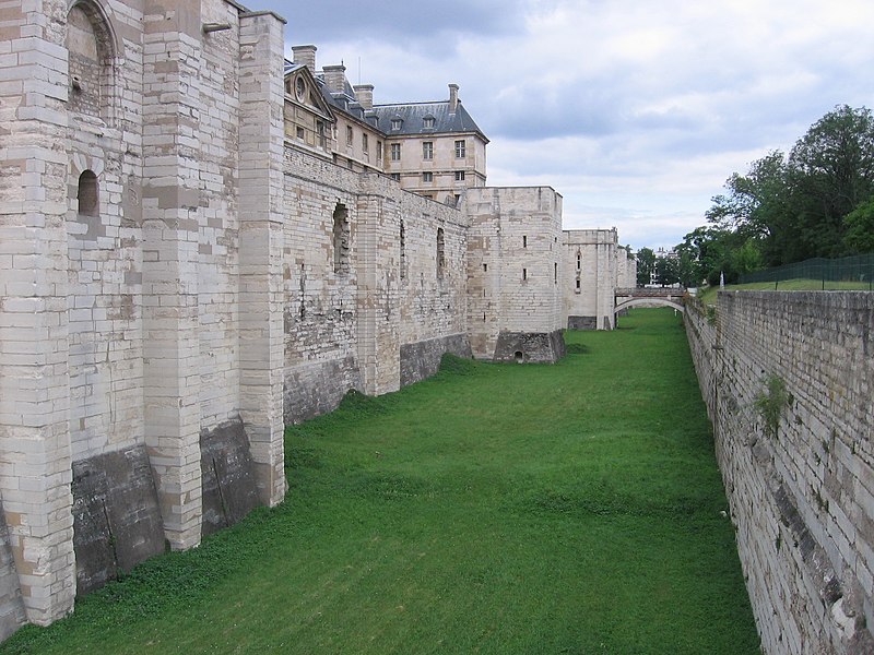 File:94 Château de Vincennes -enceinte et douves.jpg