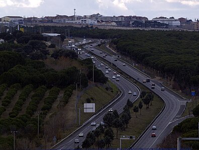 Автострада A-5 біля Навалькарнеро, Мадрид. Зверніть увагу на здебільшого неіснуючу смугу прискорення на дорозі, яка приєднується знизу праворуч