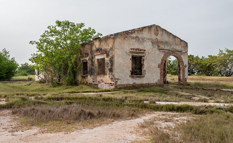 File:Abandoned house in the former lepers Island, Lake Maracaibo.jpg