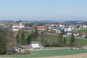 English: Adlwang, a small village in Upper Austria, seen from the south. Deutsch: Adlwang mit der Wallfahrtskirche Sieben Schmerzen Marias vom Süden gesehen