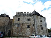 Une façade du château