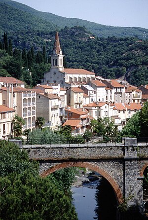 Amélie-les-Bains-Palalda - la rivière Le Mondony et l' église Notre-Dame-de Vie.jpg