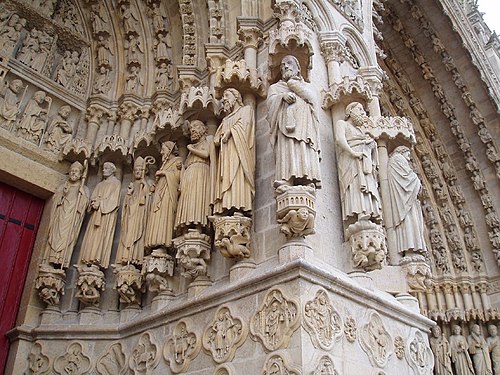 Saint Fuscien dans le portail de Saint Firmin (cathédrale d'Amiens) (4e statue en partant de la gauche)