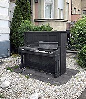 Apokalypse maßstabsgetreues Klavier von Hannelore Köhler aus Basalt (1982), Steinmetz Josef Müller, Kaiser-Wilhelm-Ring 22, Düsseldorf-Oberkassel.jpg