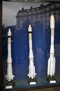 Maquetas dos foguetes Ariane 1, 3 e 4.