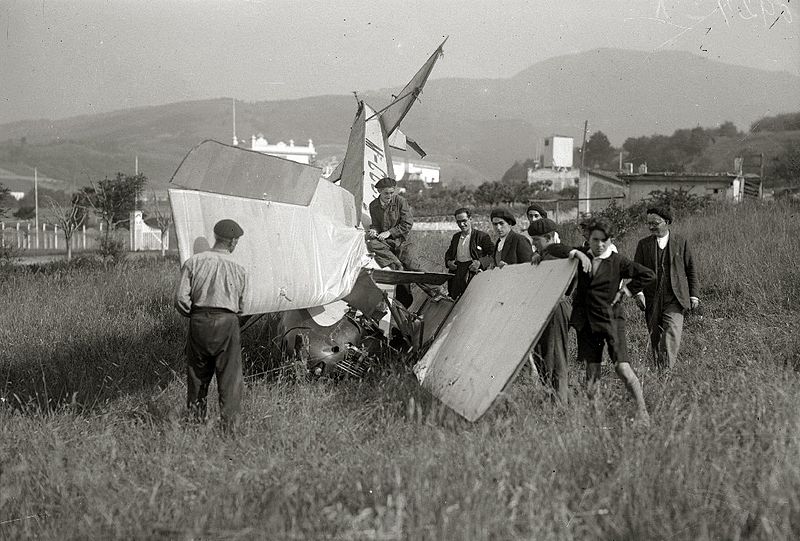 File:Avioneta accidentada en un descampado (4 de 5) - Fondo Car-Kutxa Fototeka.jpg