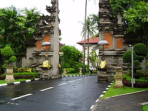 Bali dinasty gate - panoramio.jpg