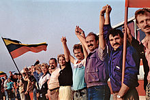The human chain in Lithuania during the Baltic Way, 23 August 1989 BaltskyRetez.jpg