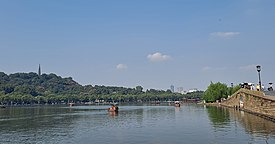 Pagoda Baochu (kiri) dan Jembatan Rusak (kanan), September 2021